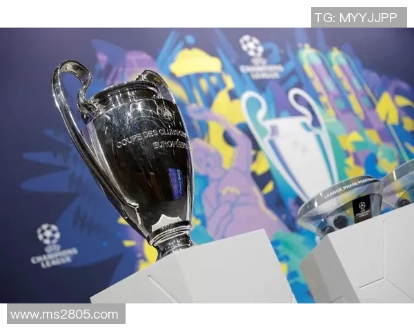 球员高举欧冠奖杯的经典瞬间